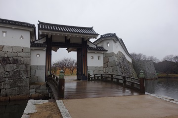 厩口門と東北隅櫓台from二ノ丸