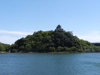 木曽川の対岸より