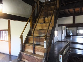 二階への階段