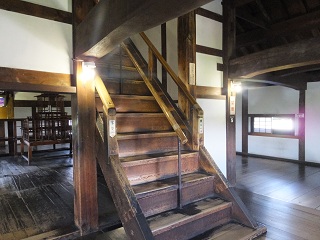 三階への階段