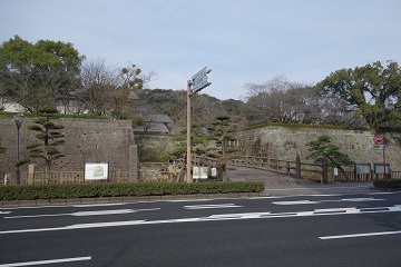 御楼門前