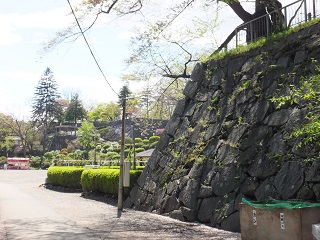 三ノ丸石垣と本丸石垣
