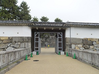 表ニ之門