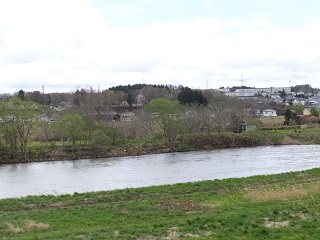 馬淵川を挟んで遠景