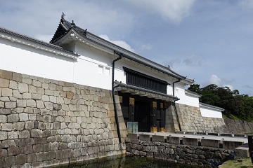 東大手門
