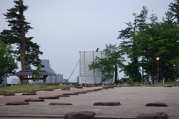 大広間跡と伊達政宗騎馬像(修復中)