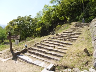 山頂部(山上ノ丸)への登り口